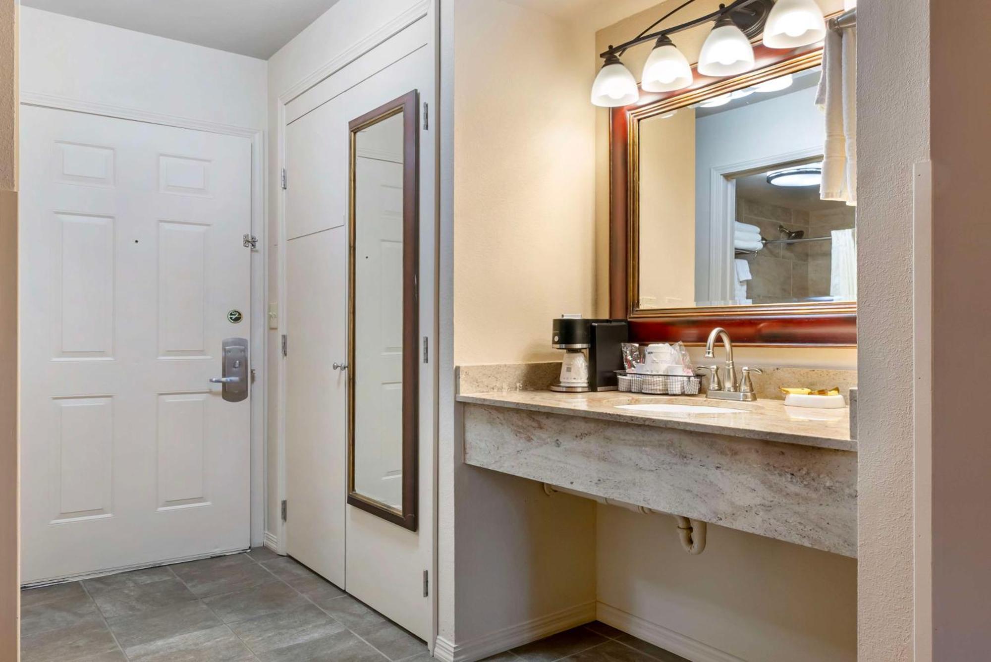 Best Western Plus Concord Hotel 3*